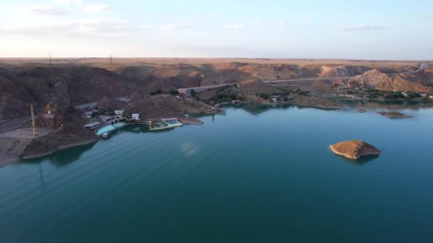 Une petite île au milieu de la baie. Eau miroir — Video