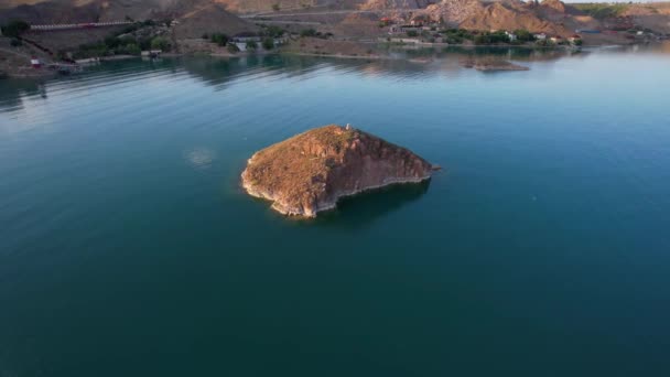 Een klein eiland in het midden van de baai. Spiegelwater — Stockvideo