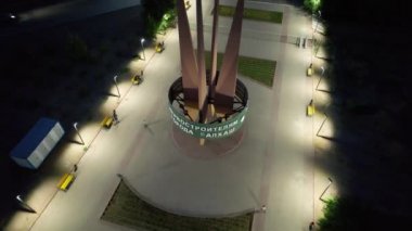 Balkhash şehrinin ilk inşaatçılarının anıtı