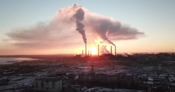 Een epische zonsondergang en een rookfabriek. — Stockvideo