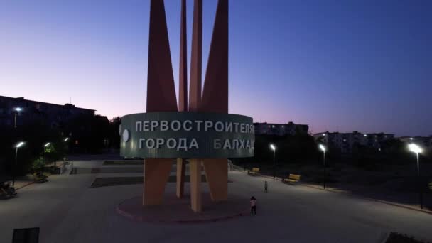 Monument voor de eerste bouwers van Balkhash — Stockvideo