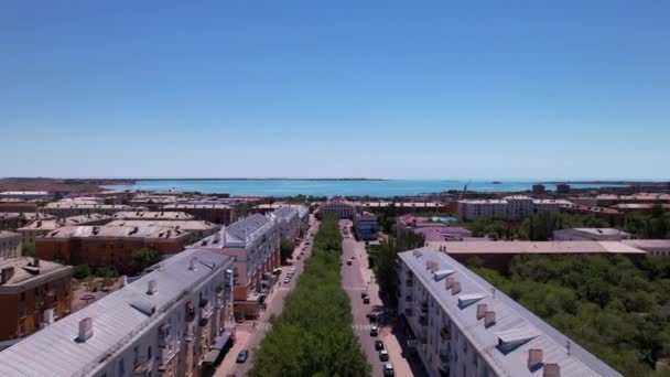 Drone vista de la pequeña ciudad de Balkhash. — Vídeo de stock