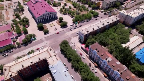 Drone vista de la pequeña ciudad de Balkhash. — Vídeos de Stock