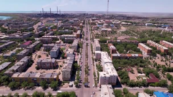 Drone vista de la pequeña ciudad de Balkhash. — Vídeo de stock