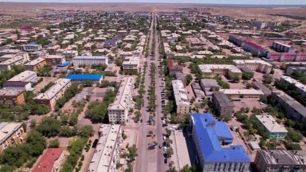 Drone vista de la pequeña ciudad de Balkhash. — Vídeo de stock