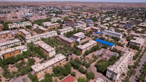 Drone vista de la pequeña ciudad de Balkhash. — Vídeos de Stock