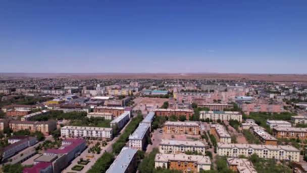 Drone uitzicht op het kleine stadje Balkhash. — Stockvideo