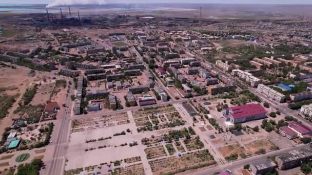 Drone vista de la pequeña ciudad de Balkhash. — Vídeo de stock