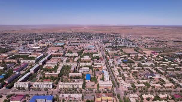 Vue par drone de la petite ville de Balkhash. — Video