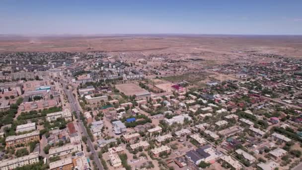 Drone vista de la pequeña ciudad de Balkhash. — Vídeos de Stock