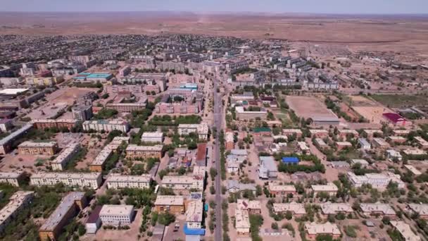 Drone udsigt over den lille by Balkhash. – Stock-video