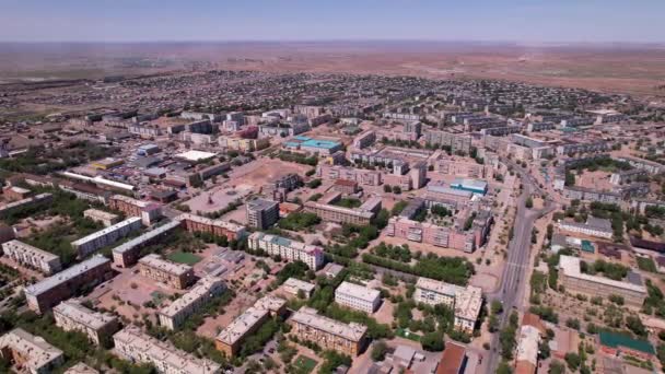 Drone vista de la pequeña ciudad de Balkhash. — Vídeos de Stock