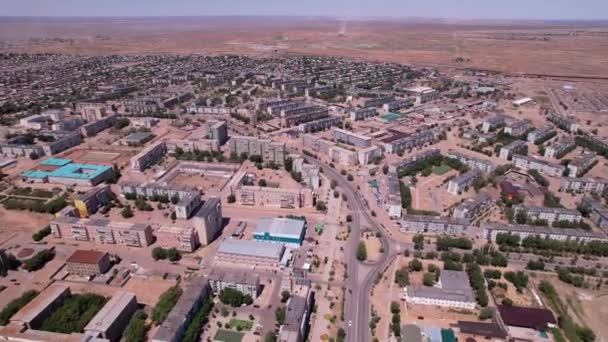 Drone vista de la pequeña ciudad de Balkhash. — Vídeo de stock