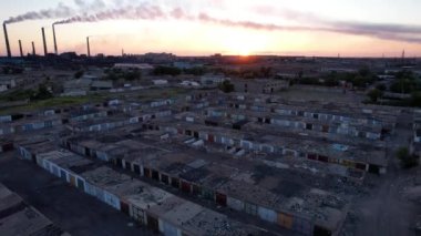 Fabrika dumanı manzaralı destansı bir gün batımı.