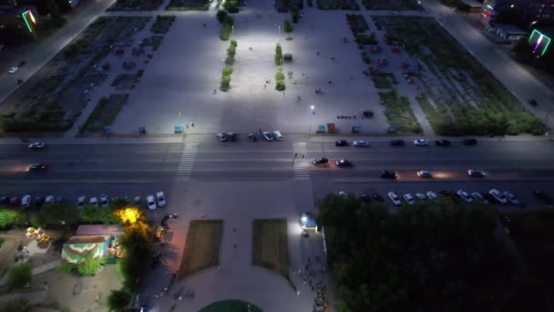 El terraplén de una pequeña ciudad al atardecer. — Vídeos de Stock