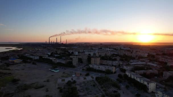 Un coucher de soleil épique avec vue sur l'usine fumeur — Video