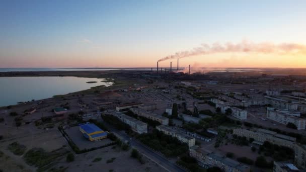 Ein epischer Sonnenuntergang mit Blick auf die rauchende Fabrik — Stockvideo