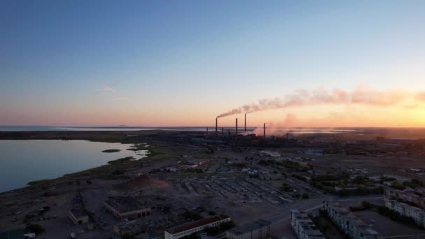 Een epische zonsondergang met uitzicht op de rook van de fabriek — Stockvideo