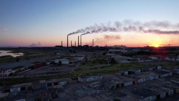 Epický západ slunce s výhledem na kouř z továrny — Stock video