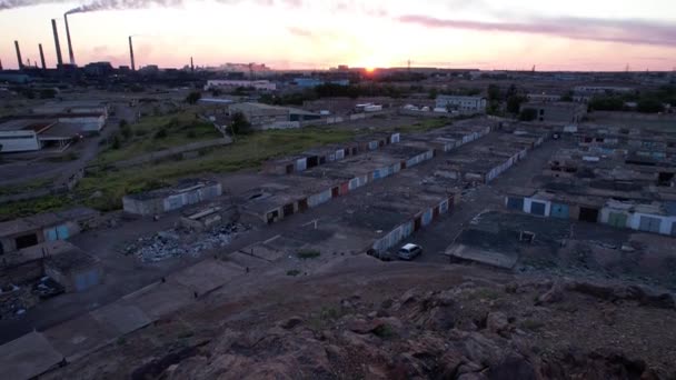 En episk solnedgång med utsikt över fabriksröken — Stockvideo