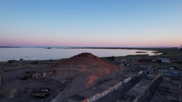 Chicos en la montaña con una vista del lago. — Vídeos de Stock