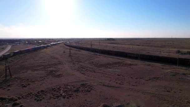 El tren viaja en tren. Estación ferroviaria. — Vídeo de stock