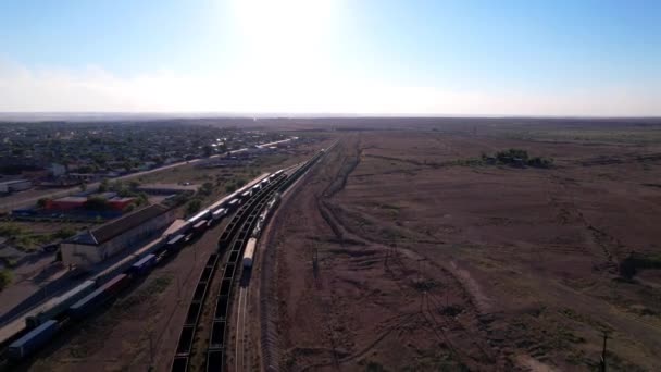 El tren viaja en tren. Estación ferroviaria. — Vídeos de Stock