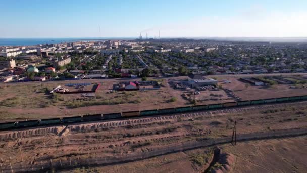 Le train circule en train. Gare ferroviaire. — Video