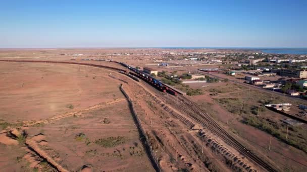 El tren viaja en tren. Estación ferroviaria. — Vídeos de Stock