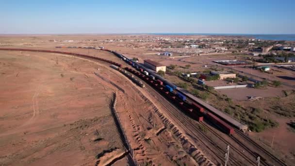 Le train circule en train. Gare ferroviaire. — Video