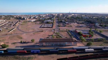 Tren demiryolu ile seyahat ediyor. Tren istasyonu..