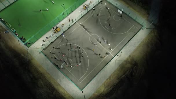 Egy csapat ember játszik a játszótéren.. — Stock videók