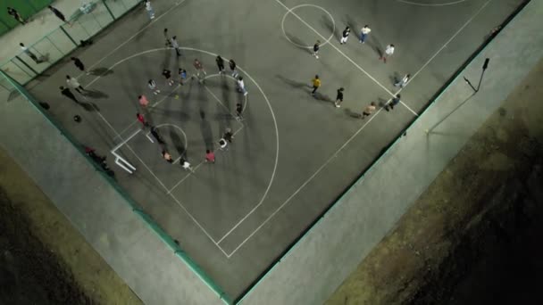 Eine Gruppe von Menschen spielt auf dem Spielplatz. — Stockvideo
