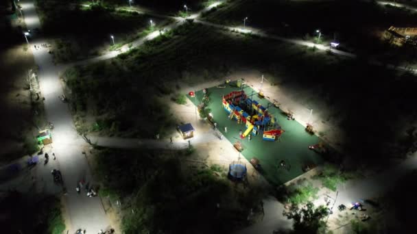 Dzieci bawią się na placu zabaw w parku. — Wideo stockowe