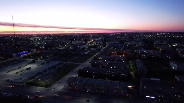 Coucher de soleil rose sur la petite ville de Balkhash. — Video