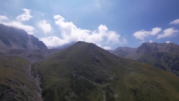 Clouds flow around the tops of high mountains. — Stockvideo