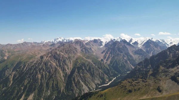 Alte Montagne Coperte Neve Luoghi Erba Verde Cresce Rocce Scogliere — Foto Stock