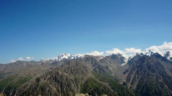 Alte Montagne Coperte Neve Luoghi Erba Verde Cresce Rocce Scogliere — Foto Stock