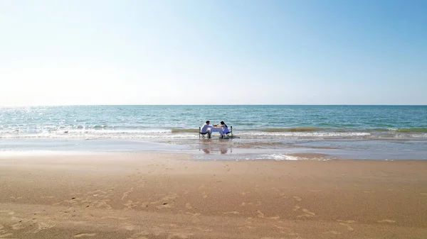 Пара Влюбленных Столом Пляже Наслаждаются Завтраком Красотой Природы Бирюзовая Вода — стоковое фото