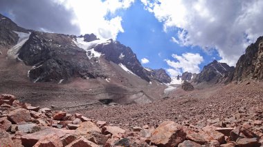 Dağların tepesinde bulutlu bir buzul.