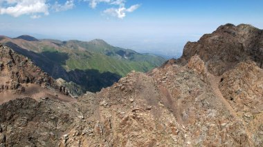 Kayalıklarla dolu taş zirveler. Çimenler her yerde yetişir.