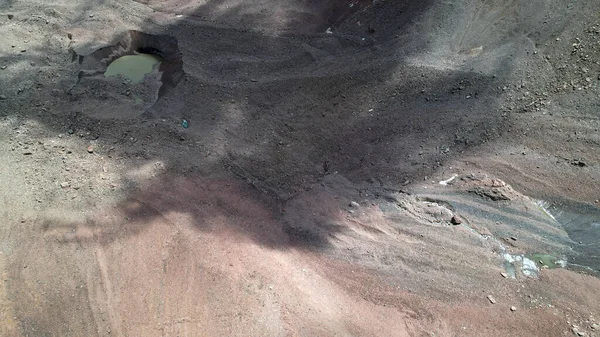 Un lac moraine au milieu d'un glacier recouvert de roches — Photo