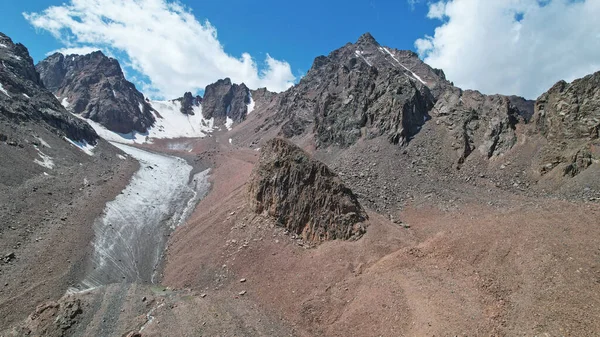 Wysokie skaliste góry pokryte lodem w miejscach. — Zdjęcie stockowe