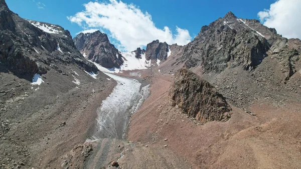 Alte montagne rocciose ricoperte di ghiaccio in luoghi. — Foto Stock