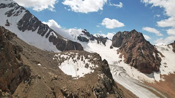 Altas montanhas rochosas cobertas de gelo em lugares. — Fotografia de Stock