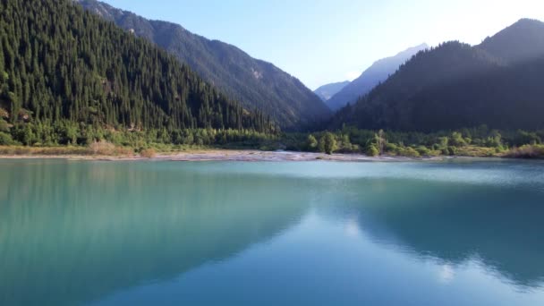 Blick auf den Gebirgssee Issyk aus der Höhe. — Stockvideo