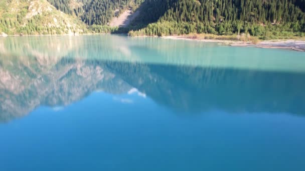 Blick auf den Gebirgssee Issyk aus der Höhe. — Stockvideo