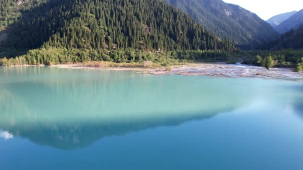 Blick auf den Gebirgssee Issyk aus der Höhe. — Stockvideo