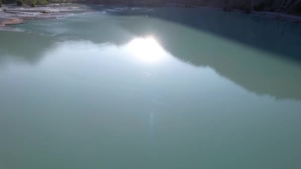 Вид на озеро Иссык с высоты. — стоковое видео