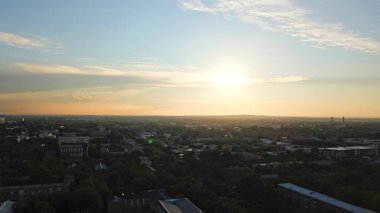 Almaty şehrinin üzerinde parlak renkli günbatımı.